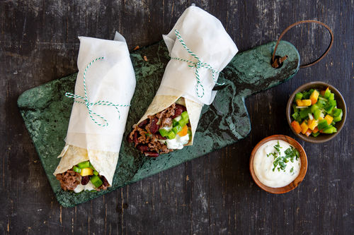 Rindfleisch-Bohnen-Burritos mit Pfirsichsalsa und Koriandercreme