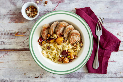 Scaloppine vom Schwein auf Risotto mit gebratenen Zwetschgen