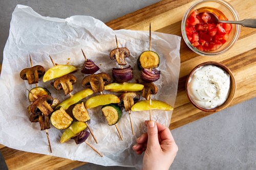 BBQ-Gemüsespieße mit Tomatensalsa und Knoblauchquark