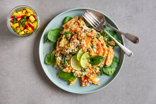 Indisches Kokos-Linsen-Dahl mit Spinat und Nektarinensalsa