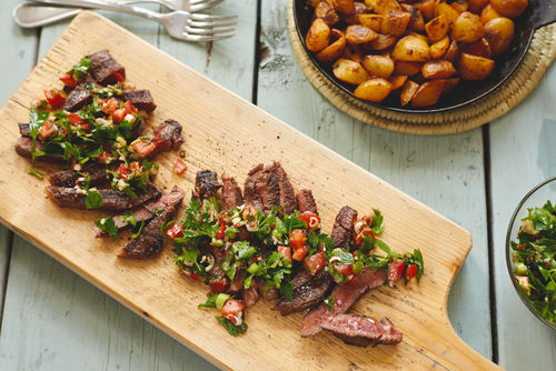 Saftiges Rindersteak mit Chimichurri und Bratkartoffeln