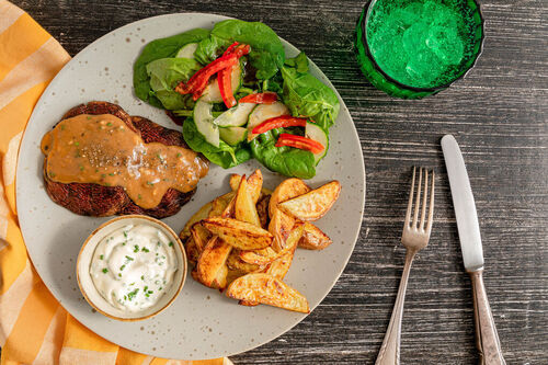 Portobello-Pilze mit Steinpilzsauce dazu Ofenkartoffeln und bunter Spinatsalat