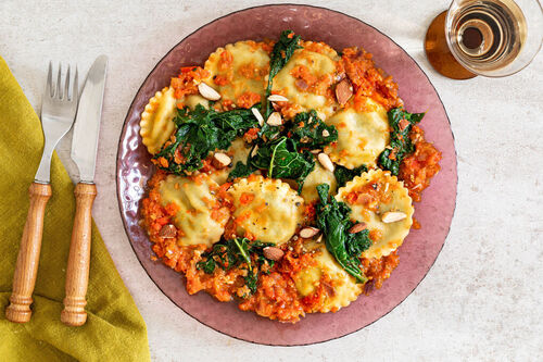 Ricotta-Girasole in Paprikasauce mit Grünkohl und Rauchmandeln