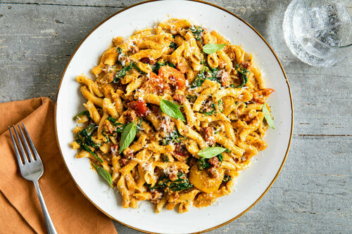 Torchiette mit Chorizo und Spinat und Paprika-Tomaten-Pesto
