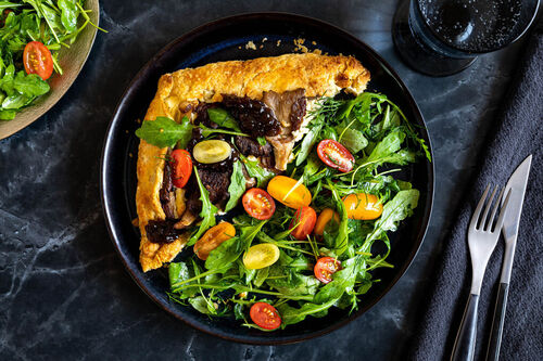 Austernpilz-Galette mit Ziegenfrischkäse dazu Rucola-Tomaten-Salat mit Dill
