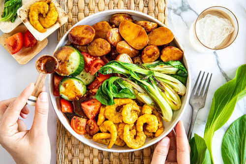 Special: Indonesische Garnelen-Bowl mit Kartoffeln und Erdnussdressing