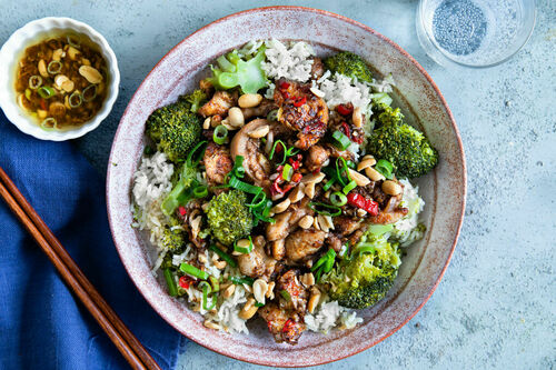 Hähnchen mit pikantem Peperoniöl dazu Brokkoli-Reis und Erdnüsse