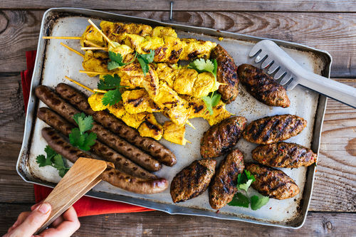 Zarte Hähnchenkebabs, würzige Köfte und Merguez vom Grill