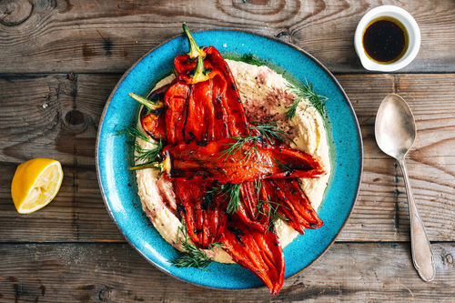 Gegrillte Spitzpaprika mit Granatapfeldressing und Hummus