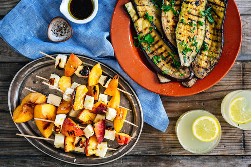 Orientalische Grill-Aubergine und Halloumi-Pfirsich-Spieße