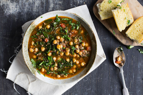 Türkische Hackfleischsuppe mit Kichererbsen und Spinat