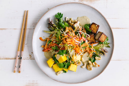 Fruchtiger Thai-Salat mit Tofu und buntem Mango-Cashew-Gemüse