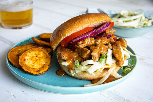 Pulled Pork Sandwich mit Chipotle mit Coleslaw und gebackenen Süßkartoffeln