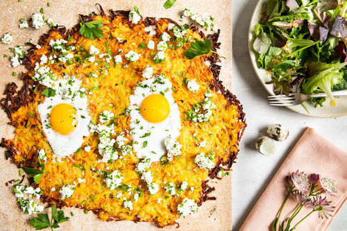 Ostern: Rösti aus dem Ofen mit Feta, Ei und gemischtem Salat