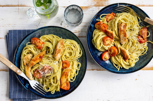 Spaghetti-Hähnchen-Pfanne mit frischen Kräutern und Tomaten