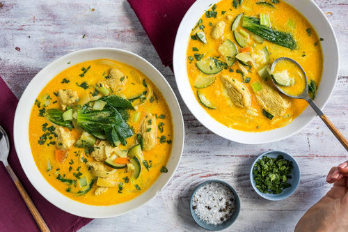 Leichte Kokos-Hühnchen-Suppe mit Pak Choi und Koriander