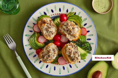 Special: Makrelen-Crostini mit Avocado und Radieschen-Brokkoli-Gemüse