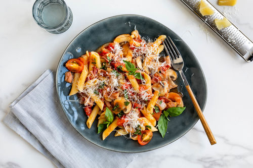 Deftige Champignon-Speck-Penne mit Kirschtomaten und Basilikum