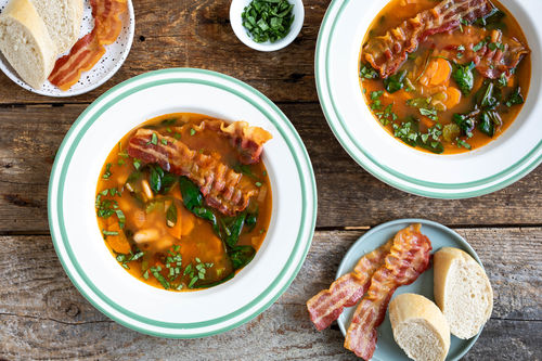 Bunte Gemüse-Bohnen-Minestrone mit Baconchips und Brötchen