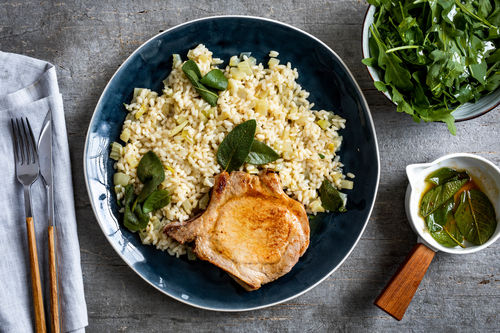 Saftiges Kotelett mit Salbei dazu Fenchelrisotto und Rucolasalat