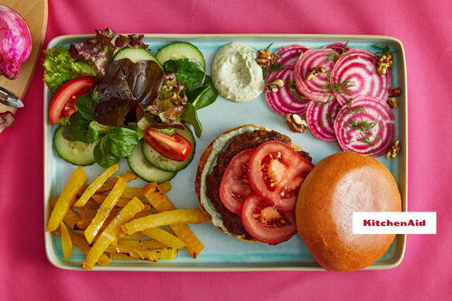 Special: Feta-Rindfleisch-Burger mit gebackener und marinierter Bete