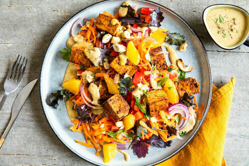 Fruchtiger Thai-Salat mit Tofu und buntem Orangen-Cashew-Gemüse
