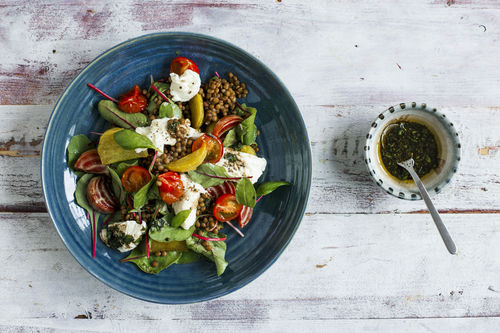 Mediterraner Linsensalat mit Mozzarella und bunter Bete