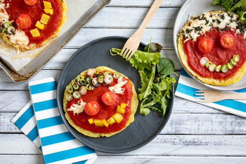 Überbackene Kartoffelkloßtaler mit Tomatensauce und buntem Gemüse