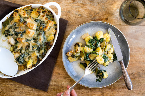 Feines Hähnchen-Gnocchi-Gratin mit Zucchini und jungem Spinat