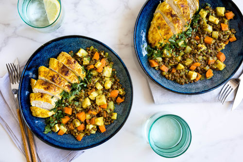 Gebackenes Hähnchenbrustfilet auf Currylinsen mit Wurzelgemüse