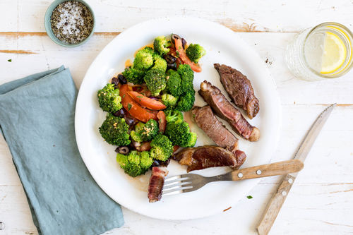 Saftiges Rinderhüftsteak auf angewärmtem Brokkolisalat