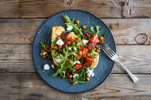 Würzige Chorizo-Bruschette mit cremigem Ziegenkäse und Rucola
