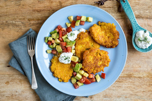 Knusprig-goldene Maispuffer an Tomaten-Avocado-Salat und Dip