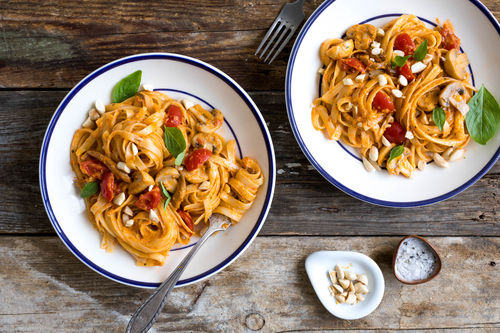 Tagliatelle mit Austernpilzen und rotem Pesto und Basilikum