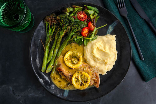 Hähnchen-Piccata mit Brokkolini dazu cremige Stampfkartoffeln und Salat