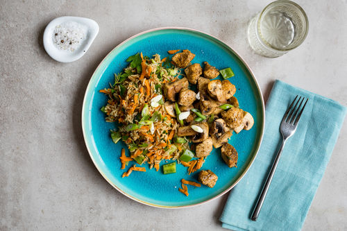 Würzige Hähnchenbrust mit Champignons und buntem Reissalat