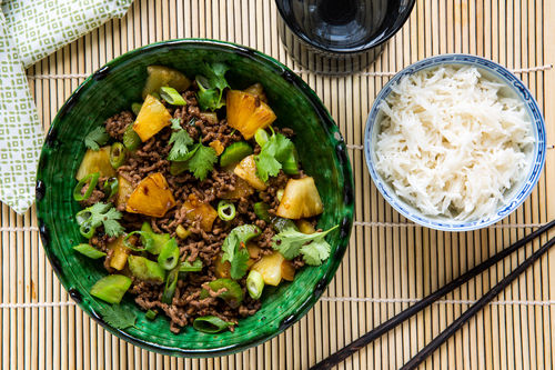 Schnelle Thai-Hackpfanne mit Ananas und Jasminreis