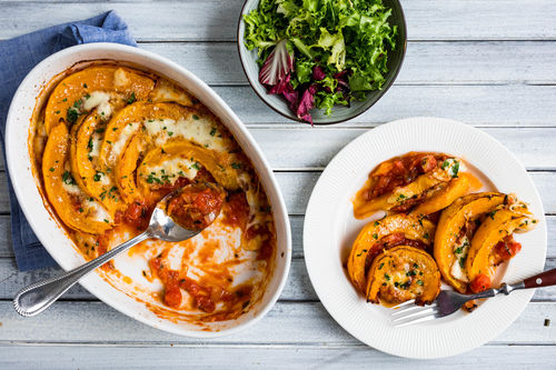 Butternusskürbis-Parmigiana mit Kräuterbröseln, dazu Salat