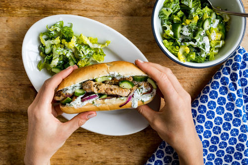 Griechisches Gyrossandwich mit Schweinerücken und Joghurtdip