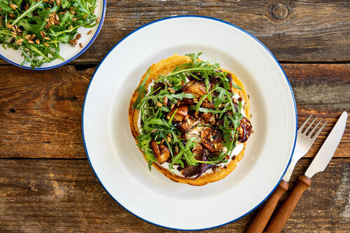 Herzhafte Kichererbsenpfannkuchen mit Ziegenfrischkäse und Rucola