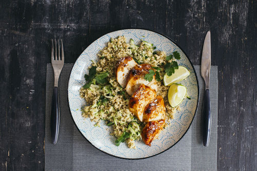 V1: Glasiertes Teriyaki-Hähnchen mit Gurken-Limetten-Bulgur