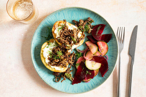 Kumpir mit Rinderhack dazu Rote-Bete-Gurken-Salat