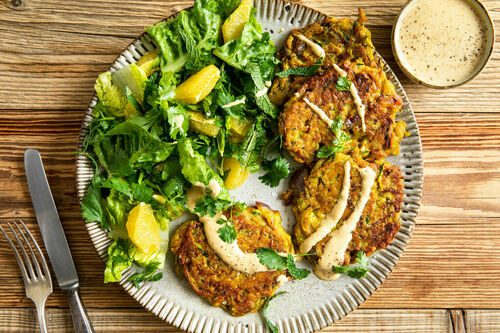 Zucchinibratlinge Pakora-Style dazu Salat mit Orange und Tandoori-Dip