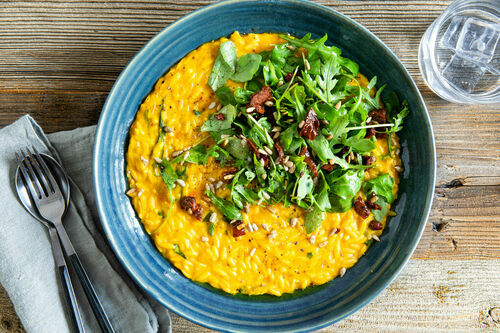 Kürbis-Risoni „Mac and Cheese“-Style vegan mit Rucola und getrockneten Tomaten