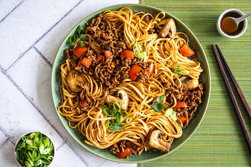V1: Koreanische Hackfleisch-Pilz-Pfanne würzig-pikant mit Udon-Nudeln