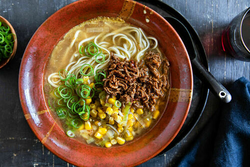 Tan Tan Ramen mit Rinderhack mit würziger Steinpilz-Miso-Brühe und Mais