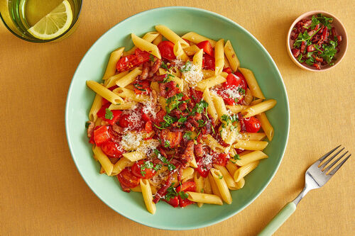 Pasta mit Bacon-Käse-Topping und pikanter Paprika-Tomaten-Sauce