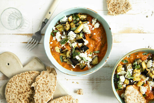 Griechisches Auberginenragout mit Feta dazu knusprige Vollkornpitas