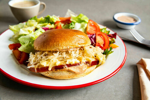 DNU Sauerkraut-Kassler-Sandwich mit Käse dazu Salat mit Tomaten