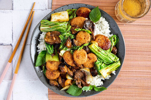 Geflügelwurst asiatische Art mit Aubergine und Pak Choi auf Reis